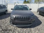 ✅ 2019 Jeep Cherokee Latitude Plus • VIN: 1C4PJMLBXKD140942 • Lot: 82192955. Wystawiony na Copart z przebiegiem 93 788 mil. Bezpłatny archiwum sprzedaży aukcyjnych z USA i szczegółowy raport historii pojazdu na DreamBid. Zdjęcie 5.