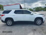 ✅ 2021 Chevrolet Traverse LT Cloth • VIN: 1GNERGKW0MJ126548 • Lot: 42998904. Wystawiony na IAAI z przebiegiem 66 776 mil. Bezpłatny archiwum sprzedaży aukcyjnych z USA i szczegółowy raport historii pojazdu na DreamBid. Zdjęcie 13.