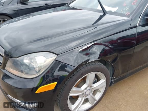 ✅ 2015 Mercedes-Benz C 250 • VIN: WDDGJ4HBXFG383850 • Lot: 41809724. Wystawiony na IAAI z przebiegiem 100 032 mil. Bezpłatny archiwum sprzedaży aukcyjnych z USA i szczegółowy raport historii pojazdu na DreamBid. Zdjęcie 6.