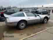 1985 Chevrolet Corvette z VIN 1G1YY0789F5106636, wystawiony jako Copart lot #86161924 z przebiegiem 105 024 mil mil oraz Szkoda całkowita • Salvage title. Historia ofert i sprzedaży dostępna na DreamBid. Obrazek 3.