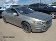 ✅ 2015 Volvo S60 T5 Drive-E Platinum • VIN: YV140MFD5F2318075 • Lot: 42581282. Wystawiony na IAAI z przebiegiem 133 346 mil. Bezpłatny archiwum sprzedaży aukcyjnych z USA i szczegółowy raport historii pojazdu na DreamBid. Zdjęcie 1.