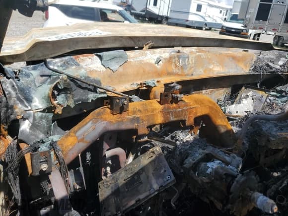 ✅ 2018 GMC Sierra 2500HD Denali • VIN: 1GT12UEY2JF114911 • Lot: 61385685. Wystawiony na Copart z przebiegiem Nie podano. Bezpłatny archiwum sprzedaży aukcyjnych z USA i szczegółowy raport historii pojazdu na DreamBid. Zdjęcie 9.