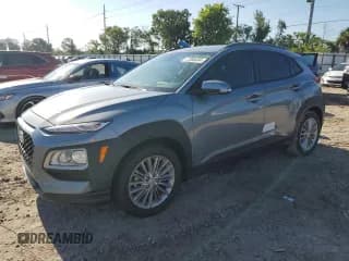 ✅ 2021 Hyundai Kona SEL • VIN: KM8K22AA3MU703754 • Лот: 67306454. Опубликован ранее на Copart с пробегом 5 602 миль. Бесплатный доступ к архиву аукционных продаж из США и подробный отчёт об истории автомобиля на DreamBid. Изображение 1.