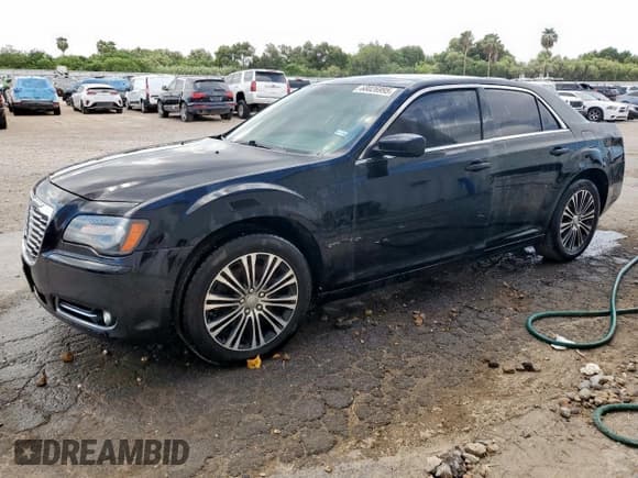 ✅ 2013 Chrysler 300 S • VIN: 2C3CCAGG6DH728490 • Lot: 68026995. Wystawiony na Copart z przebiegiem 177 189 mil. Bezpłatny archiwum sprzedaży aukcyjnych z USA i szczegółowy raport historii pojazdu na DreamBid. Zdjęcie 1.