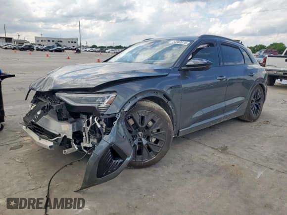 ✅ 2024 Audi Q8 e-tron • VIN: WA16AAGE5RB048734 • Lot: 54393075. Wystawiony na Copart z przebiegiem Nie podano. Bezpłatny archiwum sprzedaży aukcyjnych z USA i szczegółowy raport historii pojazdu na DreamBid. Zdjęcie 1.