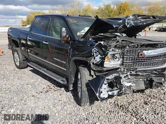 ✅ 2018 GMC Sierra 2500HD Denali • VIN: 1GT12UEY8JF122270 • Lot: 90699985. Wystawiony na Copart z przebiegiem Nie podano. Bezpłatny archiwum sprzedaży aukcyjnych z USA i szczegółowy raport historii pojazdu na DreamBid. Zdjęcie 13.