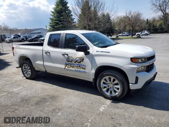 2021 Chevrolet Silverado 1500 Custom z VIN 1GCRYBEHXMZ115135, wystawiony jako Copart lot #54670185 z przebiegiem 32 849 mil mil oraz Szkoda całkowita • Salvage title. Historia ofert i sprzedaży dostępna na DreamBid. Obrazek 4.