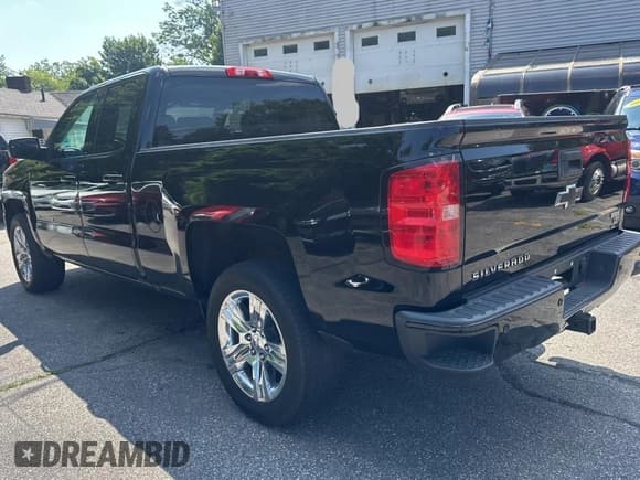 ✅ 2019 Chevrolet Silverado 1500 Custom • VIN: 2GCVKMEC4K1210280 • Lot: 66830995. Wystawiony na Copart z przebiegiem 115 513 mil. Bezpłatny archiwum sprzedaży aukcyjnych z USA i szczegółowy raport historii pojazdu na DreamBid. Zdjęcie 3.