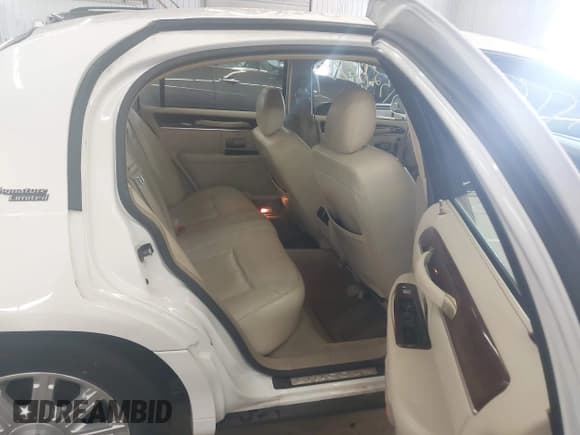 ✅ 2010 Lincoln Town Car Signature Limited • VIN: 2LNBL8CV9AX615800 • Lot: 43277739. Listed on IAAI with 141,130 mi. Free auction sales archive from the USA and detailed vehicle history report at DreamBid. Image 8.