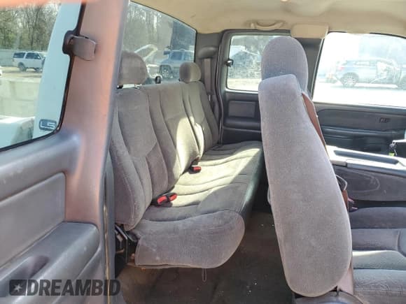 ✅ 2003 Chevrolet Silverado 1500 • VIN: 2GCEC19T331319899 • Лот: 88489575. Опубликован ранее на Copart с пробегом 325 120 миль. Бесплатный доступ к архиву аукционных продаж из США и подробный отчёт об истории автомобиля на DreamBid. Изображение 10.