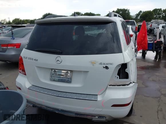 ✅ 2014 Mercedes-Benz GLK 350 • VIN: WDCGG8JB6EG220633 • Lot: 42992032. Listed on IAAI with 147,496 mi. Free auction sales archive from the USA and detailed vehicle history report at DreamBid. Image 17.