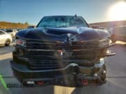 ✅ 2022 Chevrolet Silverado 1500 LT Trail Boss • VIN: 3GCPYFED9NG107136 • Lot: 90358475. Wystawiony na Copart z przebiegiem 62 544 mil. Bezpłatny archiwum sprzedaży aukcyjnych z USA i szczegółowy raport historii pojazdu na DreamBid. Zdjęcie 5.