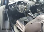 ✅ 2017 Buick Cascada • VIN: W04WG3N53HG018548 • Lot: 64110975. Wystawiony na Copart z przebiegiem 59 973 mil. Bezpłatny archiwum sprzedaży aukcyjnych z USA i szczegółowy raport historii pojazdu na DreamBid. Zdjęcie 8.