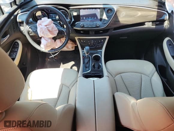 ✅ 2020 Buick Envision Essence • VIN: LRBFXCSA1LD229117 • Lot: 70440575. Wystawiony na Copart z przebiegiem 19 594 mil. Bezpłatny archiwum sprzedaży aukcyjnych z USA i szczegółowy raport historii pojazdu na DreamBid. Zdjęcie 8.