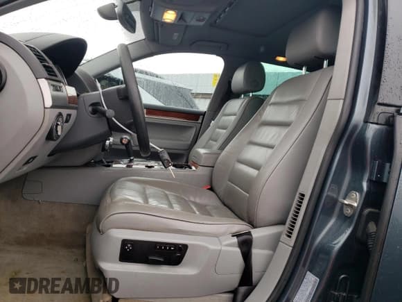 ✅ 2005 Volkswagen Touareg • VIN: WVGZG77L75D077603 • Lot: 54355465. Wystawiony na Copart z przebiegiem 166 906 mil. Bezpłatny archiwum sprzedaży aukcyjnych z USA i szczegółowy raport historii pojazdu na DreamBid. Zdjęcie 7.