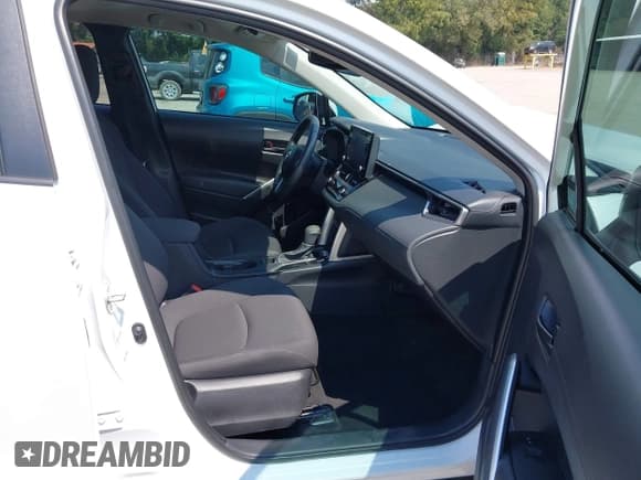 ✅ 2022 Toyota Corolla Cross LE • VIN: 7MUCAABG2NV019119 • Lot: 43157875. Listed on IAAI with 38,566 mi. Free auction sales archive from the USA and detailed vehicle history report at DreamBid. Image 5.