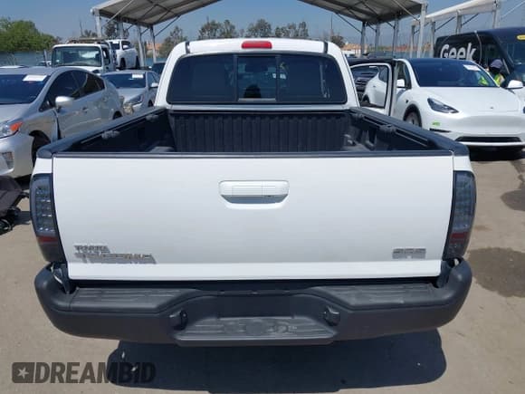 ✅ 2011 Toyota Tacoma • VIN: 5TFTX4CN2BX002852 • Lot: 41984771. Listed on IAAI with 176,448 mi. Free auction sales archive from the USA and detailed vehicle history report at DreamBid. Image 17.