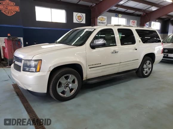 ✅ 2010 Chevrolet Suburban LTZ • VIN: 1GNUKKE3XAR253406 • Lot: 74265134. Wystawiony na Copart z przebiegiem 215 598 mil. Bezpłatny archiwum sprzedaży aukcyjnych z USA i szczegółowy raport historii pojazdu na DreamBid. Zdjęcie 1.