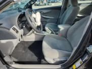 ✅ 2011 Toyota Corolla L • VIN: 2T1BU4EE3BC686813 • Lot: 92200345. Wystawiony na Copart z przebiegiem Nie podano. Bezpłatny archiwum sprzedaży aukcyjnych z USA i szczegółowy raport historii pojazdu na DreamBid. Zdjęcie 7.