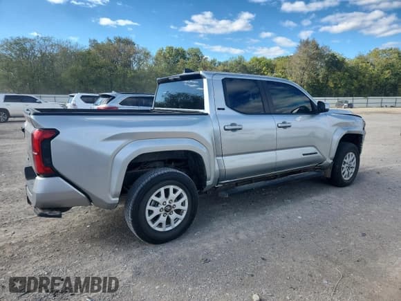 ✅ 2024 Toyota Tacoma SR5 • VIN: 3TYLB5JNXRT033696 • Lot: 90677615. Wystawiony na Copart z przebiegiem 32 732 mil. Bezpłatny archiwum sprzedaży aukcyjnych z USA i szczegółowy raport historii pojazdu na DreamBid. Zdjęcie 3.