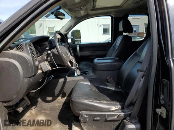 ✅ 2008 Chevrolet Silverado 2500HD 1LT • VIN: 1GCHK29KX8E175321 • Lot: 56190415. Wystawiony na Copart z przebiegiem 135 748 mil. Bezpłatny archiwum sprzedaży aukcyjnych z USA i szczegółowy raport historii pojazdu na DreamBid. Zdjęcie 7.