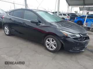 2018 Chevrolet Cruze LT z VIN 3G1BE6SM2JS605427, wystawiony jako IAAI lot #43303175 z przebiegiem 72 088 mil mil oraz . Historia ofert i sprzedaży dostępna na DreamBid. Obrazek 1.