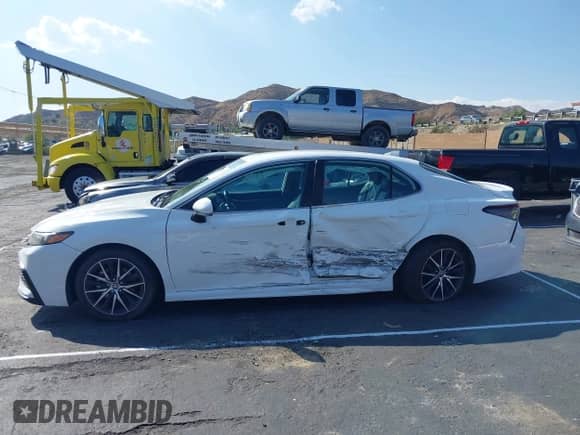 2022 Toyota Camry SE z VIN 4T1G11AK9NU047993, wystawiony jako IAAI lot #43315367 z przebiegiem 70 901 mil mil oraz . Historia ofert i sprzedaży dostępna na DreamBid. Obrazek 14.