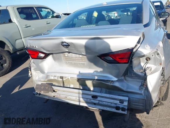 ✅ 2020 Nissan Altima S • VIN: 1N4BL4BV8LC183933 • Lot: 43411418. Listed on IAAI with 222,384 mi. Free auction sales archive from the USA and detailed vehicle history report at DreamBid. Image 6.