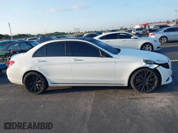 ✅ 2015 Mercedes-Benz C 300 • VIN: 55SWF4JB0FU069201 • Lot: 43059425. Wystawiony na IAAI z przebiegiem 167 477 mil. Bezpłatny archiwum sprzedaży aukcyjnych z USA i szczegółowy raport historii pojazdu na DreamBid. Zdjęcie 14.