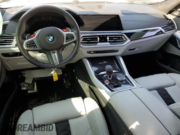 ✅ 2022 BMW X6 M • VIN: 5YMCY0C08N9M70787 • Lot: 45865613. Wystawiony na Copart z przebiegiem 8 433 mil. Bezpłatny archiwum sprzedaży aukcyjnych z USA i szczegółowy raport historii pojazdu na DreamBid. Zdjęcie 8.
