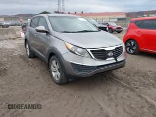 ✅ 2013 Kia Sportage LX • VIN: KNDPBCA2XD7367575 • Lot: 43677467. Wystawiony na IAAI z przebiegiem 72 781 mil. Bezpłatny archiwum sprzedaży aukcyjnych z USA i szczegółowy raport historii pojazdu na DreamBid. Zdjęcie 1.