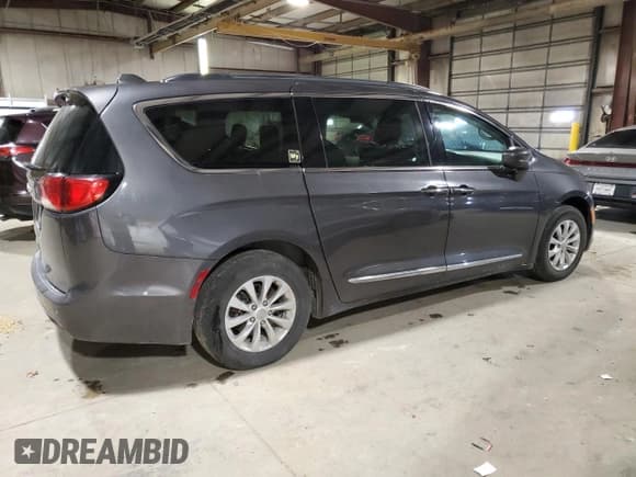 ✅ 2017 Chrysler Pacifica Touring L • VIN: 2C4RC1BG4HR539253 • Lot: 90604335. Listed on Copart with 171,030 mi. Free auction sales archive from the USA and detailed vehicle history report at DreamBid. Image 3.