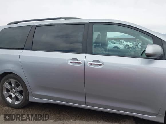 ✅ 2014 Toyota Sienna SE • VIN: 5TDXK3DC4ES491269 • Lot: 42004485. Listed on IAAI with 118,516 mi. Free auction sales archive from the USA and detailed vehicle history report at DreamBid. Image 14.