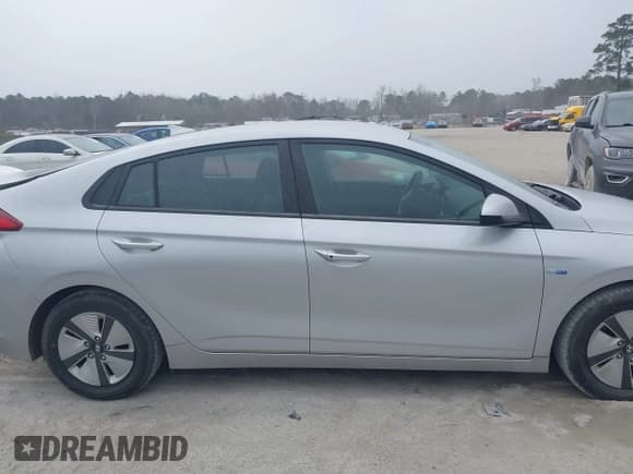✅ 2019 Hyundai Ioniq Blue • VIN: KMHC65LC3KU118095 • Lot: 41717628. Wystawiony na IAAI z przebiegiem 101 787 mil. Bezpłatny archiwum sprzedaży aukcyjnych z USA i szczegółowy raport historii pojazdu na DreamBid. Zdjęcie 13.
