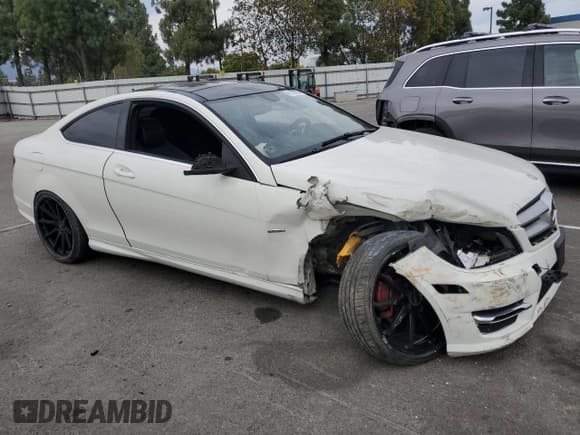 ✅ 2012 Mercedes-Benz C 250 • VIN: WDDGJ4HB2CF793396 • Lot: 81159835. Wystawiony na Copart z przebiegiem 112 406 mil. Bezpłatny archiwum sprzedaży aukcyjnych z USA i szczegółowy raport historii pojazdu na DreamBid. Zdjęcie 4.