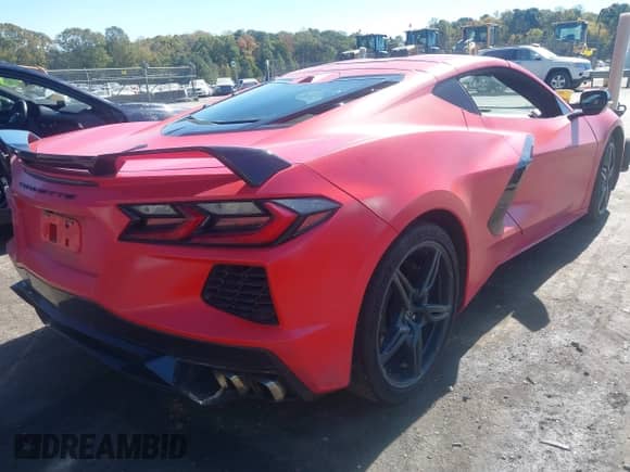 2021 Chevrolet Corvette 2LT z VIN 1G1YB2D40M5107007, wystawiony jako IAAI lot #43504598 z przebiegiem 66 293 mil mil oraz . Historia ofert i sprzedaży dostępna na DreamBid. Obrazek 4.