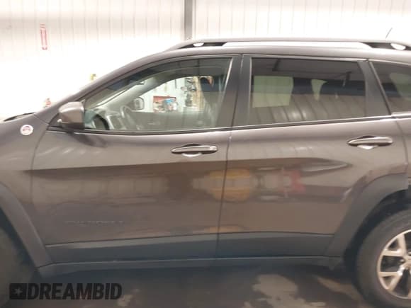 ✅ 2015 Jeep Cherokee Trailhawk • VIN: 1C4PJMBS7FW772728 • Лот: 43302956. Опубликован ранее на IAAI с пробегом 117 440 миль. Бесплатный доступ к архиву аукционных продаж из США и подробный отчёт об истории автомобиля на DreamBid. Изображение 15.