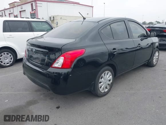 ✅ 2015 Nissan Versa SV • VIN: 3N1CN7AP1FL924870 • Lot: 42461449. Wystawiony na IAAI z przebiegiem 14 808 mil. Bezpłatny archiwum sprzedaży aukcyjnych z USA i szczegółowy raport historii pojazdu na DreamBid. Zdjęcie 4.