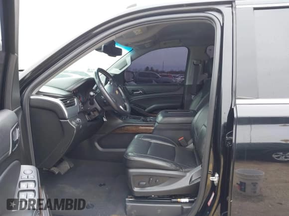 ✅ 2020 Chevrolet Suburban LT • VIN: 1GNSCHKC4LR154126 • Lot: 41636948. Wystawiony na IAAI z przebiegiem 190 699 mil. Bezpłatny archiwum sprzedaży aukcyjnych z USA i szczegółowy raport historii pojazdu na DreamBid. Zdjęcie 5.