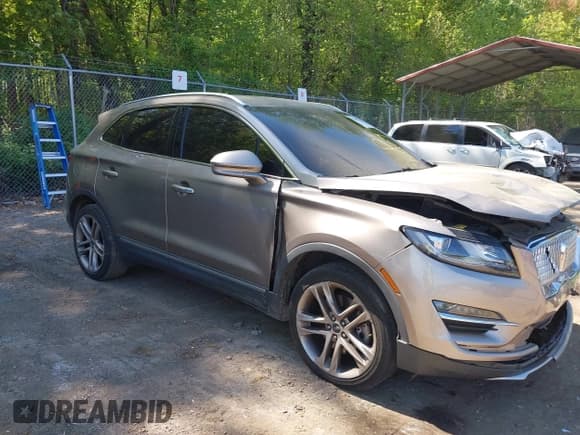 ✅ 2019 Lincoln MKC Reserve • VIN: 5LMCJ3D93KUL53163 • Lot: 42097105. Wystawiony na IAAI z przebiegiem 71 066 mil. Bezpłatny archiwum sprzedaży aukcyjnych z USA i szczegółowy raport historii pojazdu na DreamBid. Zdjęcie 1.