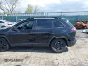 ✅ 2019 Jeep Cherokee Altitude • VIN: 1C4PJMLX0KD476756 • Lot: 42048496. Wystawiony na IAAI z przebiegiem 55 751 mil. Bezpłatny archiwum sprzedaży aukcyjnych z USA i szczegółowy raport historii pojazdu na DreamBid. Zdjęcie 6.