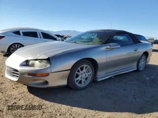 2002 Chevrolet Camaro z VIN 2G1FP32K522151965, wystawiony jako Copart lot #88479255 z przebiegiem 142 039 mil mil oraz Czysty tytuł • Clean title. Historia ofert i sprzedaży dostępna na DreamBid. Obrazek 1.