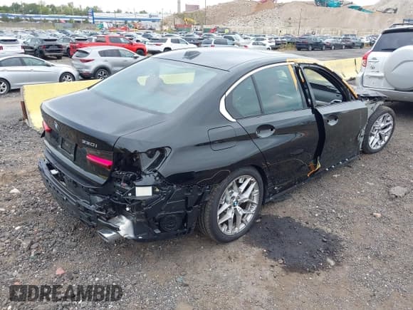 ✅ 2025 BMW 3 Series 330i xDrive • VIN: 3MW89CW05S8F17124 • Lot: 43264941. Wystawiony na IAAI z przebiegiem 857 mil. Bezpłatny archiwum sprzedaży aukcyjnych z USA i szczegółowy raport historii pojazdu na DreamBid. Zdjęcie 4.