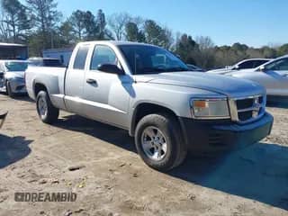 2008 Dodge Dakota SXT z VIN 1D3HE32N48S590323, wystawiony jako IAAI lot #41417531 z przebiegiem 95 571 mil mil oraz . Historia ofert i sprzedaży dostępna na DreamBid. Obrazek 1.