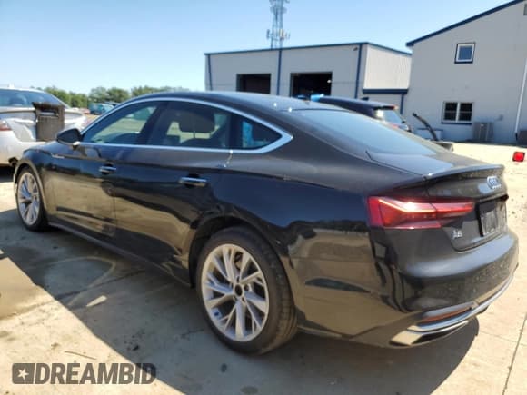 ✅ 2022 Audi A5 Sportback Premium • VIN: WAUABCF50NA015342 • Lot: 69722225. Wystawiony na Copart z przebiegiem 18 862 mil. Bezpłatny archiwum sprzedaży aukcyjnych z USA i szczegółowy raport historii pojazdu na DreamBid. Zdjęcie 2.