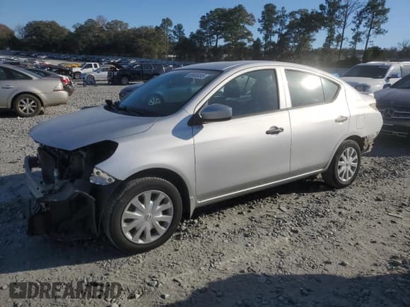 ✅ 2018 Nissan Versa SV • VIN: 3N1CN7AP9JL820300 • Lot: 92606495. Wystawiony na Copart z przebiegiem 69 488 mil. Bezpłatny archiwum sprzedaży aukcyjnych z USA i szczegółowy raport historii pojazdu na DreamBid. Zdjęcie 1.