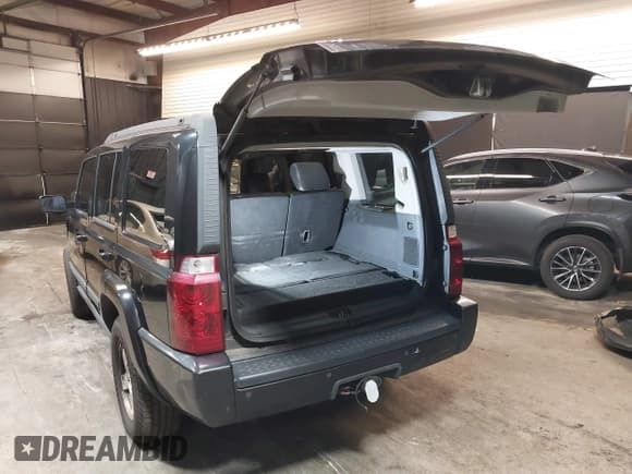 ✅ 2009 Jeep Commander Sport • VIN: 1J8HG48K09C547110 • Lot: 41768609. Listed on IAAI with 200,402 mi. Free auction sales archive from the USA and detailed vehicle history report at DreamBid. Image 3.