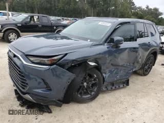 ✅ 2025 Toyota Highlander XLE • VIN: 5TDAAAB57SS100712 • Лот: 90064885. Опубликован ранее на Copart с пробегом 6 586 миль. Бесплатный доступ к архиву аукционных продаж из США и подробный отчёт об истории автомобиля на DreamBid. Изображение 1.