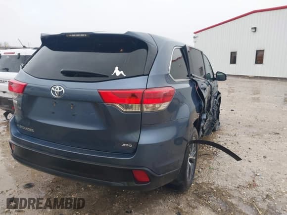 ✅ 2018 Toyota Highlander LE • VIN: 5TDBZRFH0JS840018 • Lot: 41621355. Wystawiony na IAAI z przebiegiem 128 495 mil. Bezpłatny archiwum sprzedaży aukcyjnych z USA i szczegółowy raport historii pojazdu na DreamBid. Zdjęcie 4.