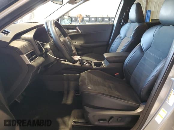 ✅ 2024 Mitsubishi Outlander SE • VIN: JA4J4VA89RZ067810 • Lot: 92611135. Listed on Copart with 37,534 mi. Free auction sales archive from the USA and detailed vehicle history report at DreamBid. Image 7.